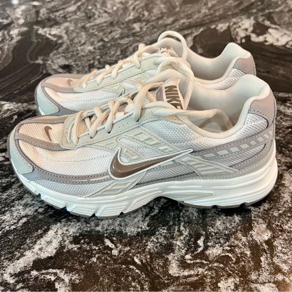 Nike Women’s Initiator Retro Sneaker - Picture 5 of 9